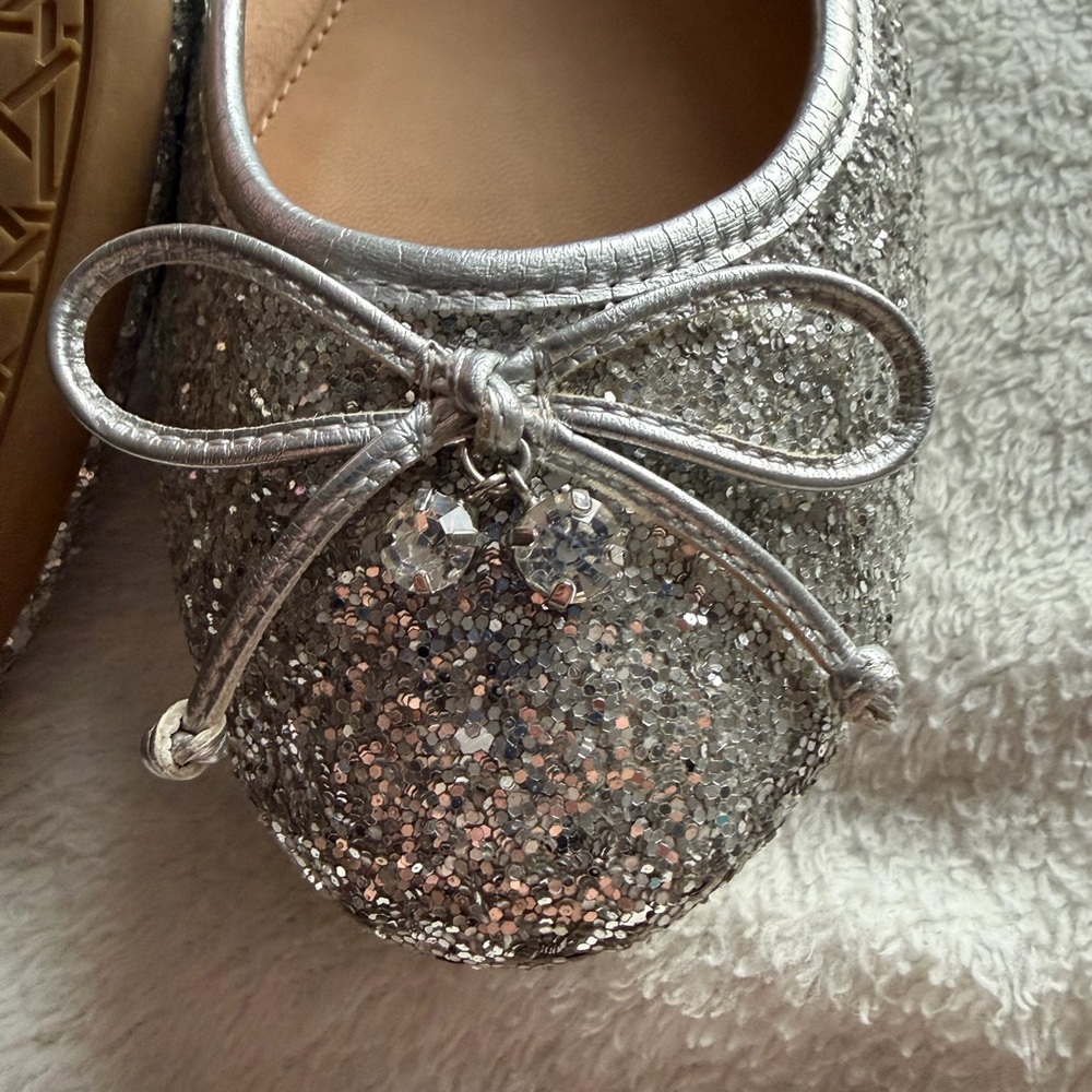 Jewel Badgley Mischka Silver Glitter Ballet Flats - Crystal Bow Accent | Size 8 - Picture 4 of 4